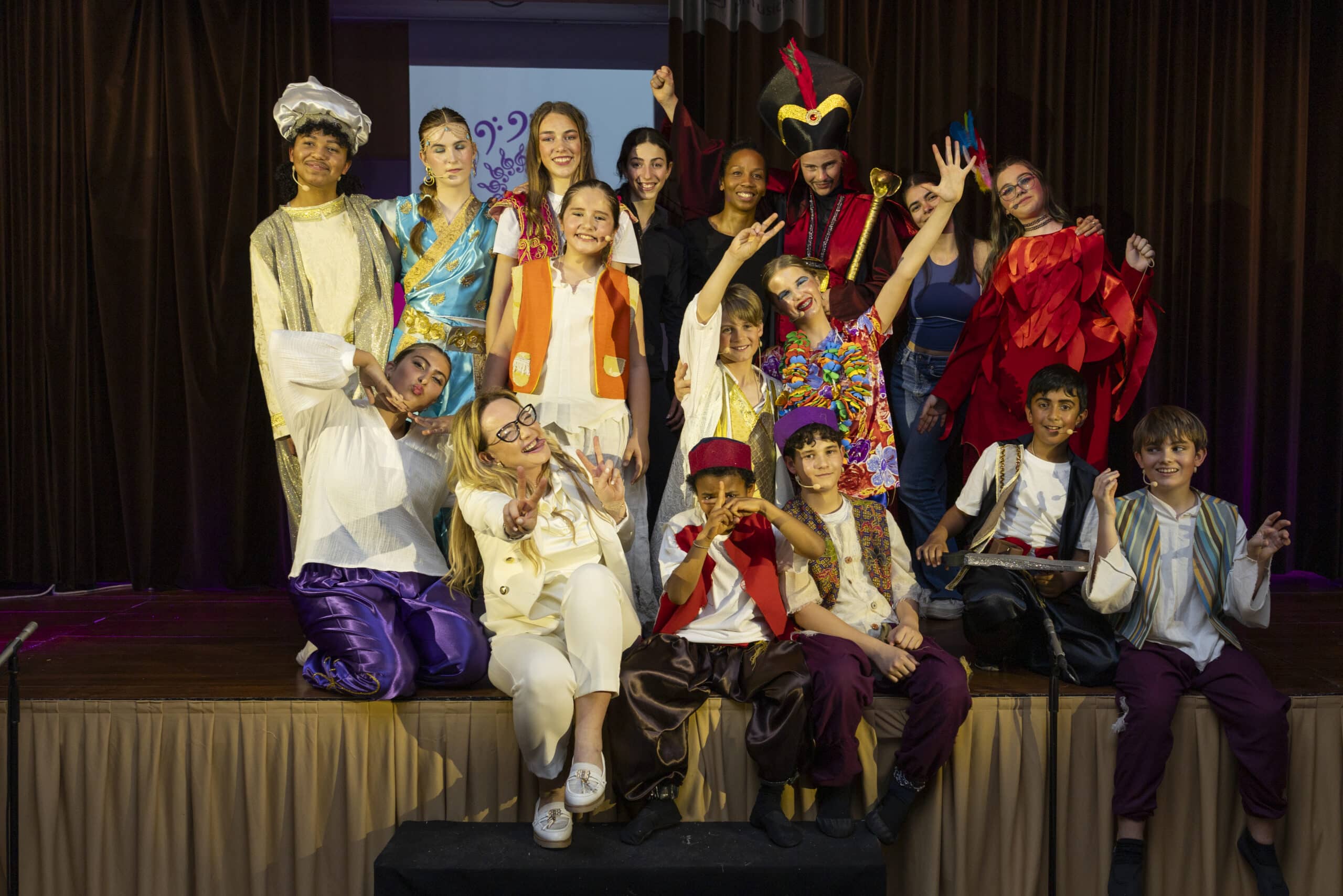 Isabella Kurek and the Aladdin cast